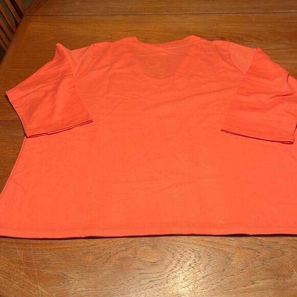 Norm Thompson v-neck top - Picture 4 of 5
